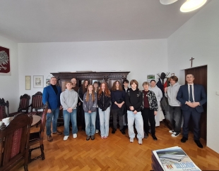 Edukacja obywatelska w praktyce – wizyta klasy II H w Urzędzie Miejskim