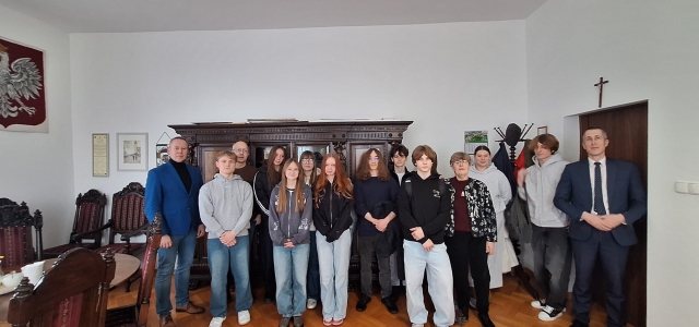 Edukacja obywatelska w praktyce – wizyta klasy II H w Urzędzie Miejskim